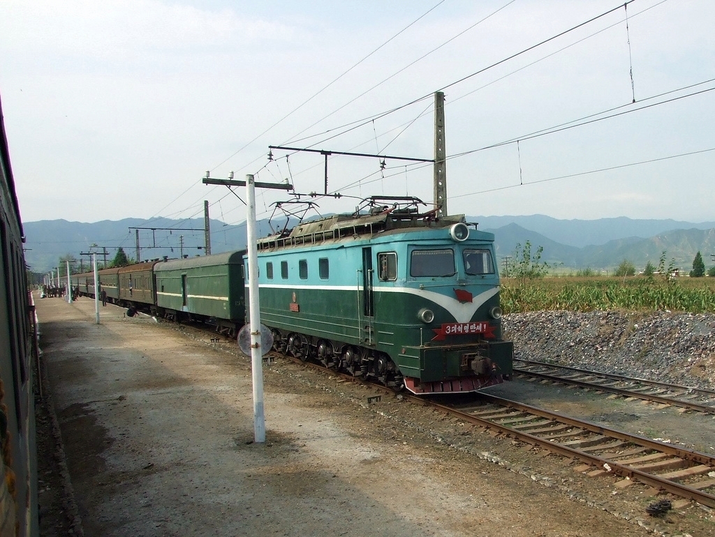 North-Korean-electric-train-Near-Kuum-ni-between-Tanchon-and-Hamhung.jpeg