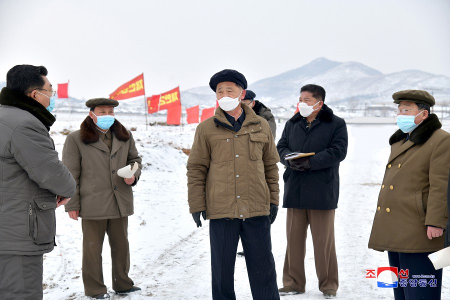 Premier Kim Tok Hun Inspects Farms in North and South Hwanghae Provinces