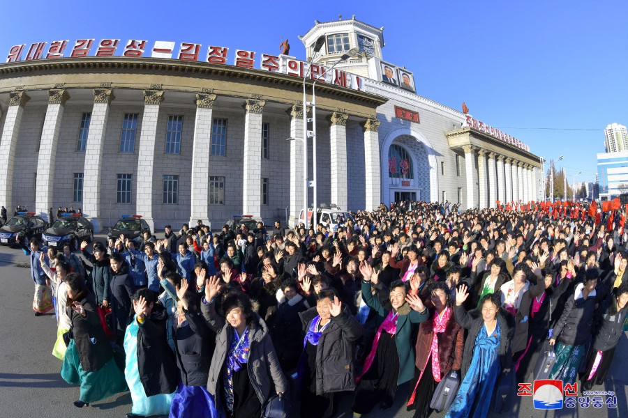 Participants in National Meeting of Mothers Arrive at Pyongyang