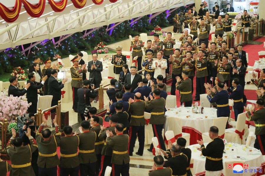 경애하는 김정은동지께서 건군절을 맞으며 인민군장령들의 숙소를 축하방문하시고 기념연회에 참석하시였다