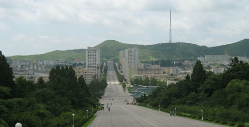 South Korean lawmaker visits Kaesong to deliver wreath