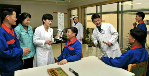 N.Korean eye clinic conducts lens insertion operation: Choson Sinbo