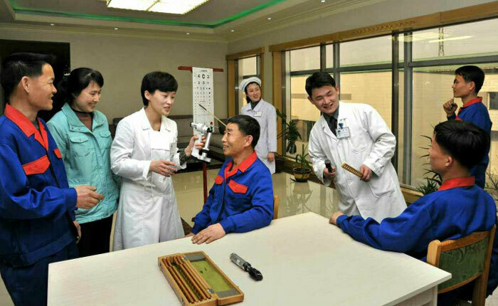 N.Korean eye clinic conducts lens insertion operation: Choson Sinbo