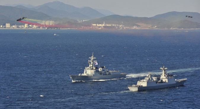Aegis destroyers Yulgok-yiyi (Left) during fleet review (October 17, 2015) I Source: Republic of Korea Armed Forces