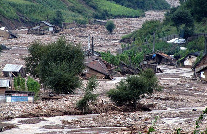 Male N.Korean tour guides sent to help with flood relief efforts