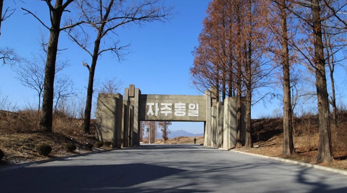 N. Korea installs new gate, further security precautions along road to Panmunjom