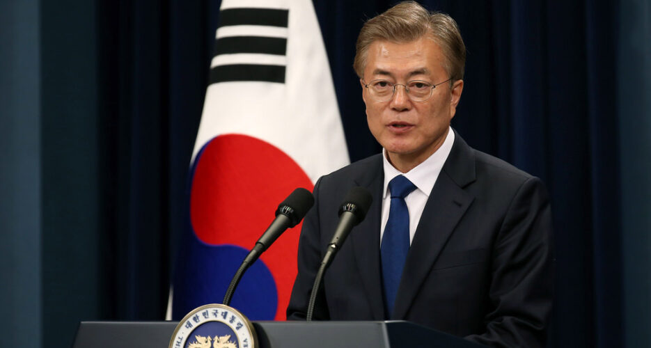Moon talks North Korea summit with Pompeo and Bolton, offers support