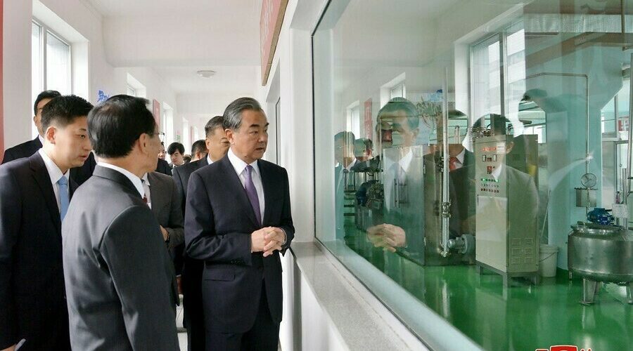 Chinese FM meets party officials, tours factory on final day of Pyongyang visit