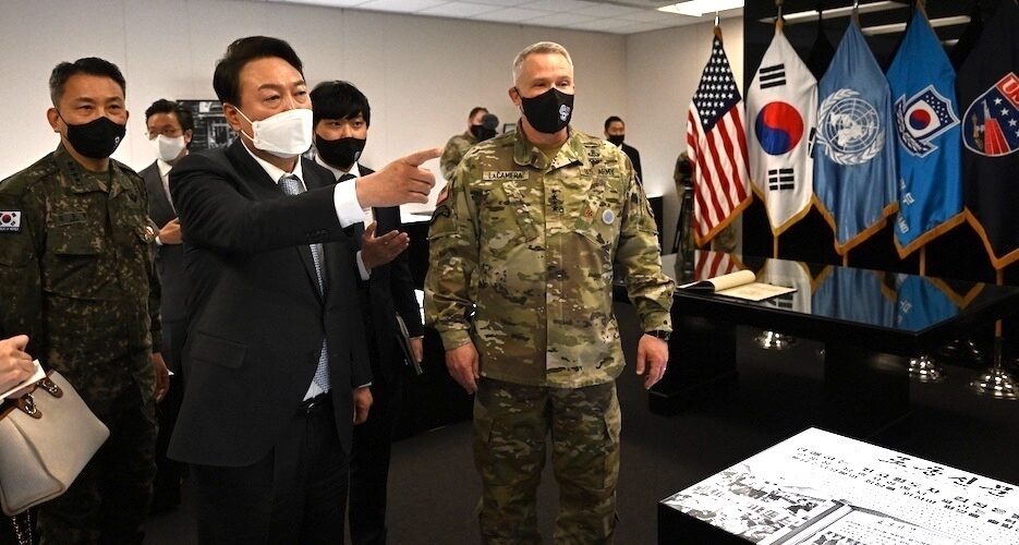 Yoon Suk-yeol talks North Korean nukes, missile threats with USFK Commander